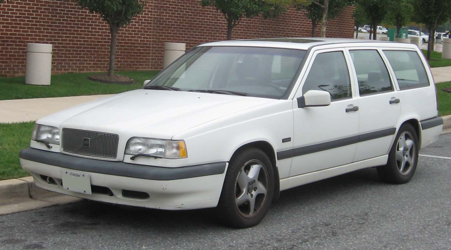 Weißer Volvo 850 Kombi, Frontansicht